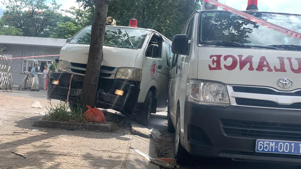 Chiếc xe cấp cứu do thanh niên nghi ngáo đá lấy chạy và tông vào cây xanh trước cổng bệnh viện. Ảnh: HD