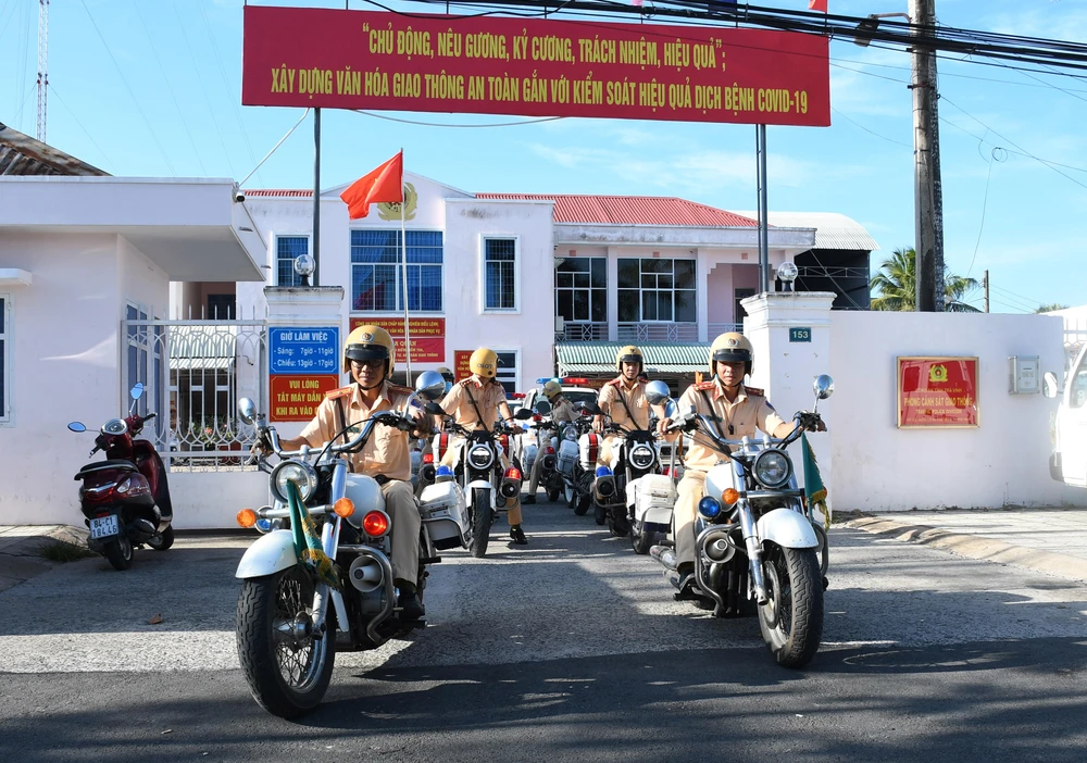 Cảnh sát giao thông tỉnh Trà Vinh ra quân xử lý vi phạm về giao thông. Ảnh: CACC