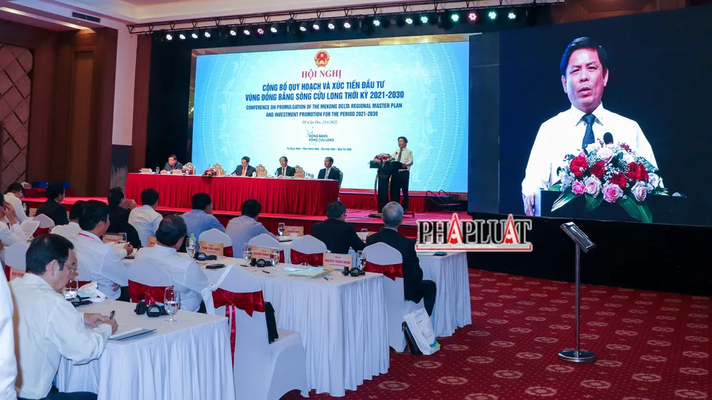 Bộ trưởng Bộ GTVT Nguyễn Văn Thể trình bày về kế hoạch đầu tư phát triển hạ tầng giao thông vận tải vùng Đồng bằng sông Cửu Long giai đoạn 2025-2030