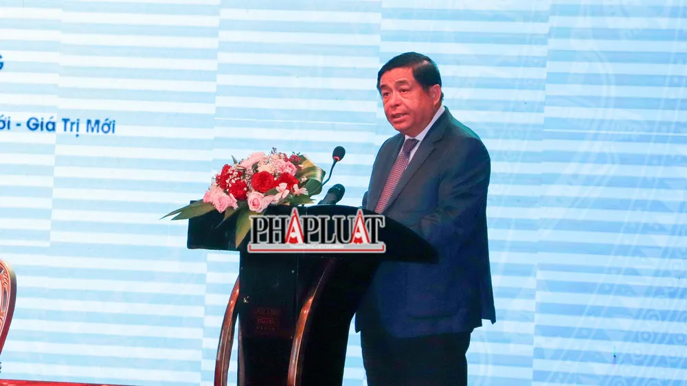 Bộ trưởng Bộ KHĐT Nguyễn Chí Dũng cho biết các điểm mới nổi bật và ý nghĩa của chương trình hành động thực hiện Nghị quyết số 13 của Bộ chính trị, quy hoạch ĐBSCL thời kỳ 2021-2030. Ảnh: CHÂU ANH