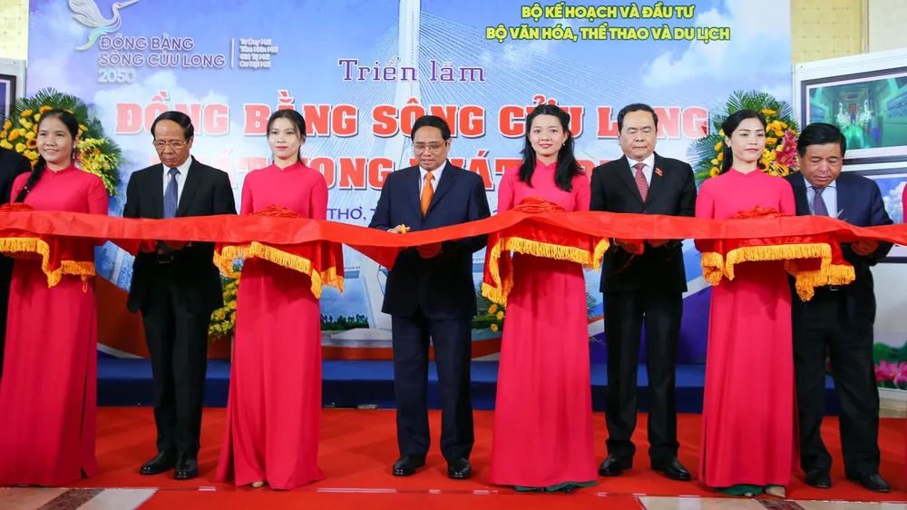 Thủ tướng cùng các đại biểu cắt băng khai mạc Triển lãm ảnh nghệ thuật “Đồng bằng sông Cửu Long - Khát vọng phát triển”.