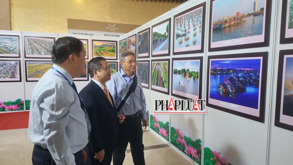 Các đại biểu tham quan thưởng thức Triển lãm ảnh nghệ thuật “Đồng bằng sông Cửu Long - Khát vọng phát triển”