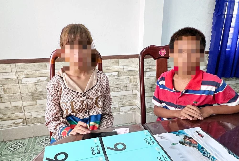 Huỳnh Thị Cẩm Tiên (15 tuổi) và LHP (13 tuổi).