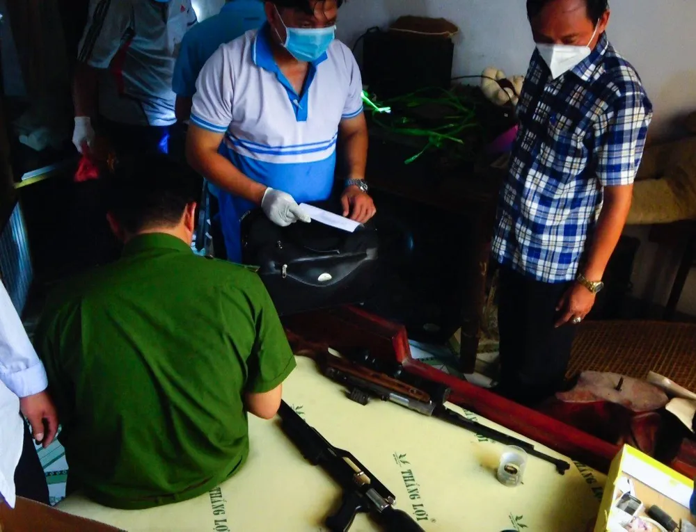Vũ khí được thu giữ tại nhà Phạm Anh Nhựt. Ảnh: CACC