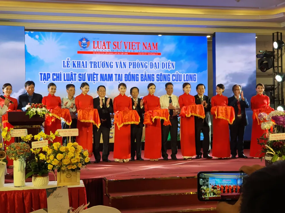 Các đại biểu cắt băng khai trương Văn phòng đại diện Tạp chí Luật sư Việt Nam tại ĐBSCL