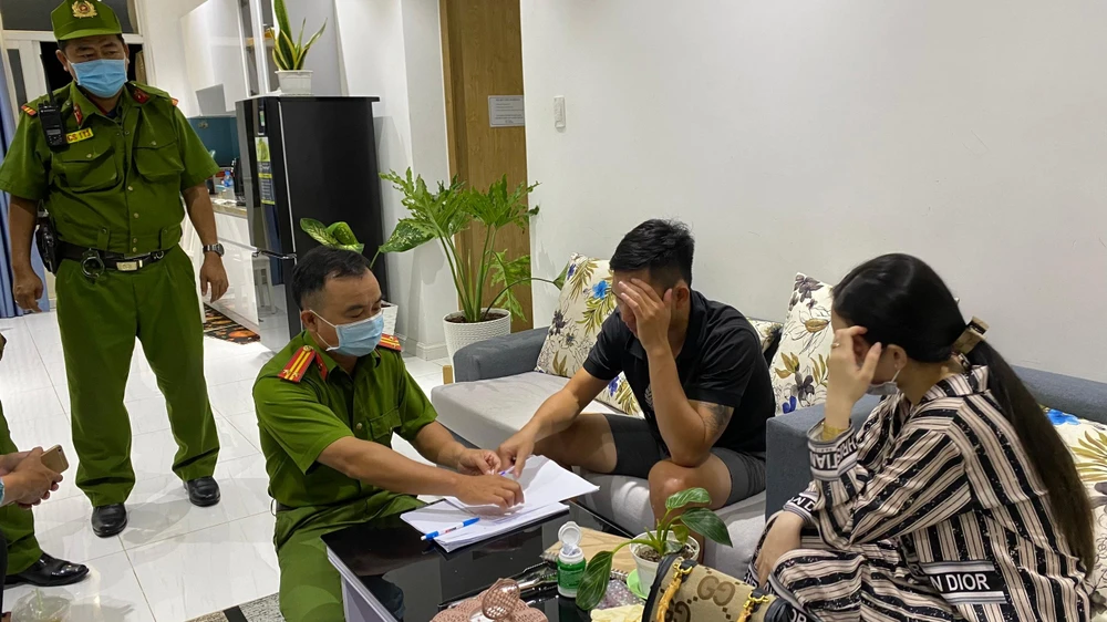 Công an lập biên bản sự việc. Ảnh: CACC