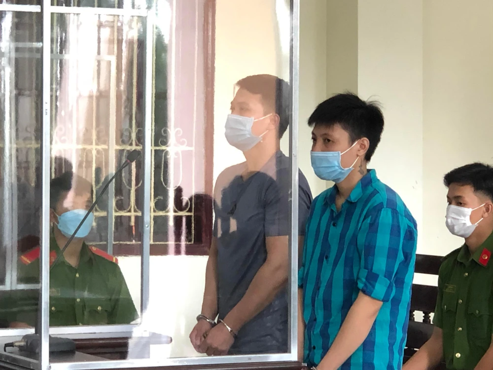 Bị cáo Lê Nguyễn Thúy Vy và Huỳnh Quốc Đạt. Ảnh: HD