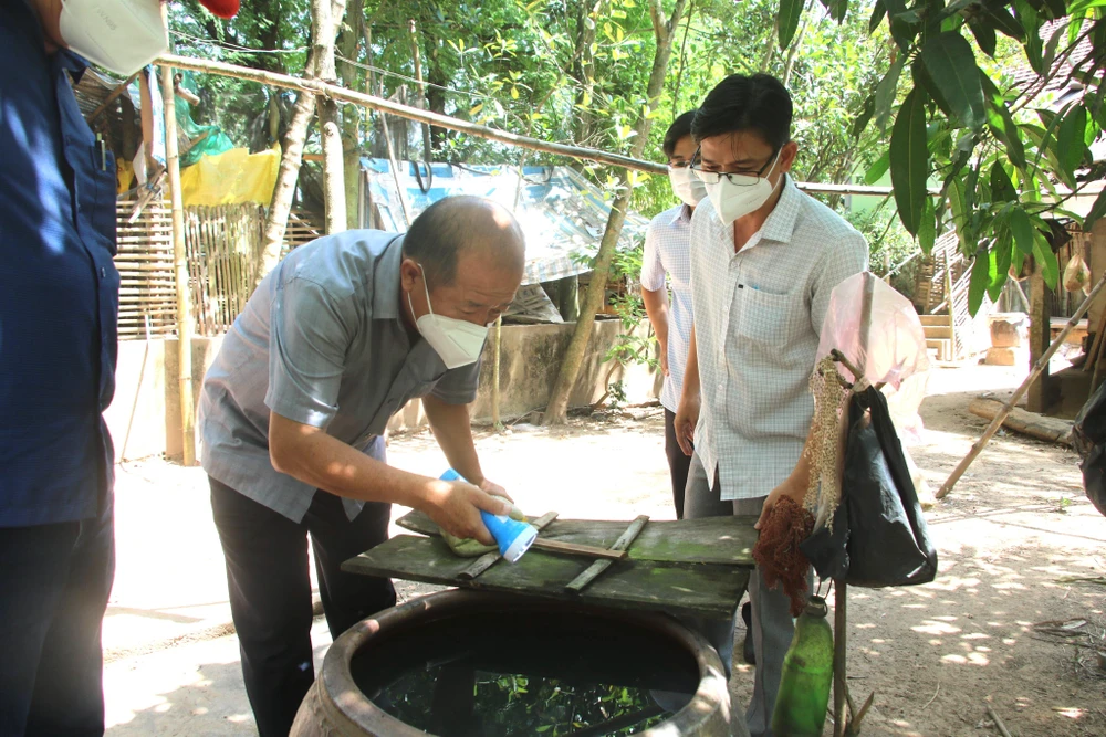Ông Đoàn Tấn Bửu – Phó Chủ tịch UBND tỉnh Đồng Tháp kiểm tra công tác phòng, chống sốt xuất huyết tại xã Thường Phước 1, huyện Hồng Ngự. Ảnh: VIỆT TIẾN