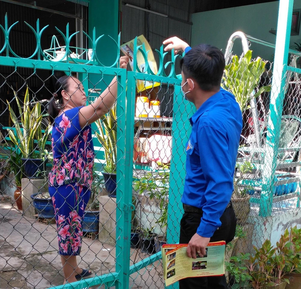Các cộng tác viên tuyên truyền xuống tận nhà dân để truyền thông phòng chống dịch bệnh, vận động người dân tích cực thực hiện các biện pháp phòng, chống bệnh sốt xuất huyết. Ảnh: HD