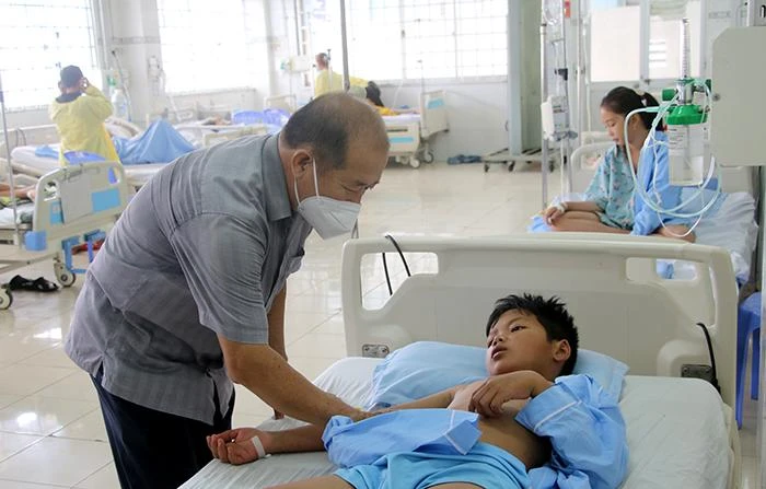 Phó Chủ tịch UBND tỉnh Đồng Tháp ông Đoàn Tấn Bửu thăm bệnh nhi đang điều trị sốt xuất huyết tại Bệnh viện Đa khoa khu vực Hồng Ngự. Ảnh: VIỆT TIẾN