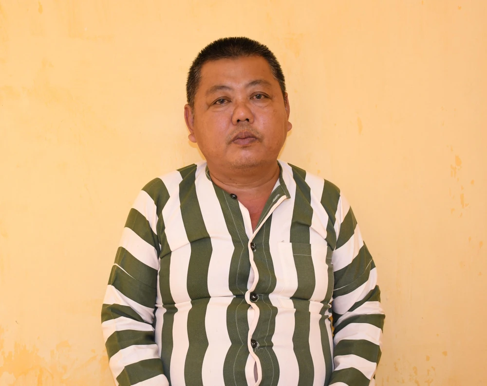 Huỳnh Văn Phong vừa nhận hơn 100 đồng từ việc lừa chạy án thì bị bắt quả tang.