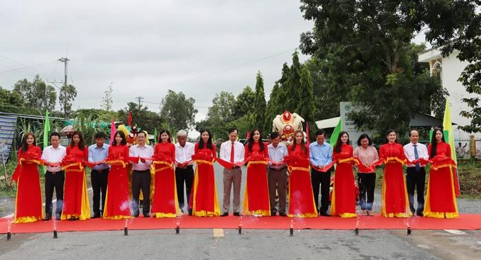 Các đại biểu cắt băng khánh thành Dự án hệ thống giao thông kết nối hạ tầng du lịch và nông nghiệp tỉnh Đồng Tháp. Ảnh: NGUYỆT ÁNH