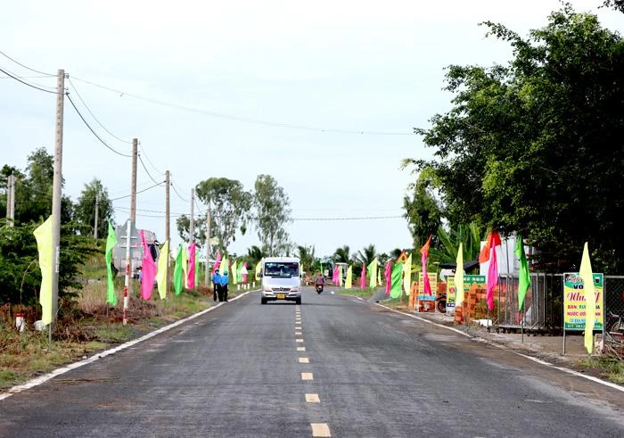 Đoạn đường qua địa bàn xã Phương Thịnh, huyện Cao Lãnh thuộc dự án hệ thống giao thông kết nối hạ tầng du lịch và nông nghiệp tỉnh Đồng Tháp