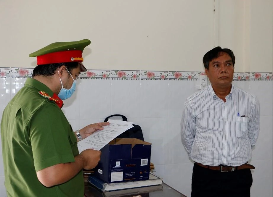 Công an đọc lệnh bắt tạm giam bị can Nguyễn Ngọc Thanh Hải. Ảnh: CACC