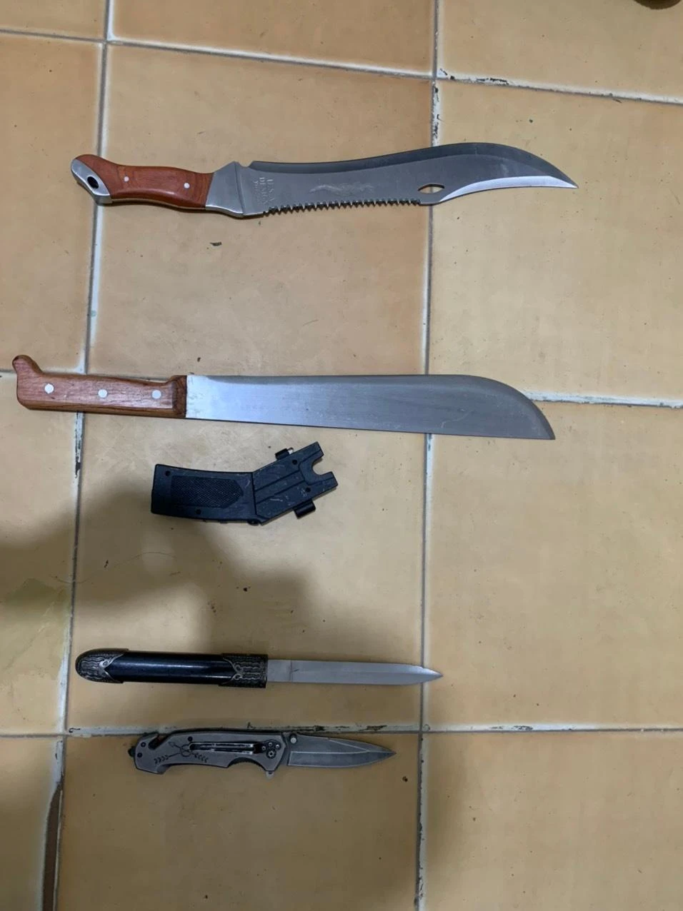 Hung khí được công an thu giữ tại hiện trường.