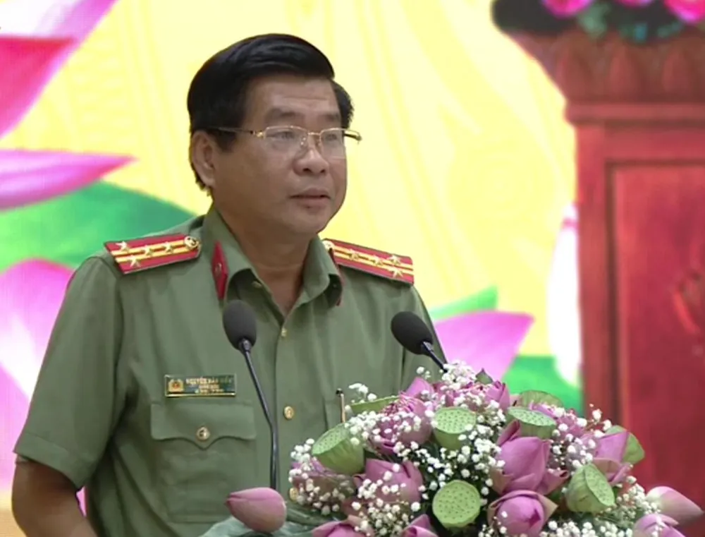 Đại tá Nguyễn Văn Hiểu, Giám đốc Công an tỉnh Đồng Tháp trả lời chất vấn. Đại tá Nguyễn Văn Hiểu, Giám đốc Công an tỉnh Đồng Tháp trả lời chất vấn.