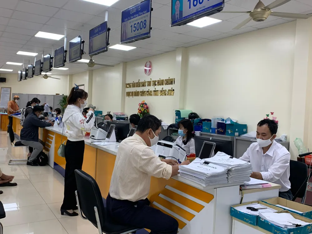 Tại Trung tâm kiểm soát thủ tục hành chính và phục vụ hành chính công tỉnh Đồng Tháp, người dân vô cùng hài lòng khi được cán bộ ân cần hướng dẫn, thủ tục nhanh gọn. Ảnh: HD