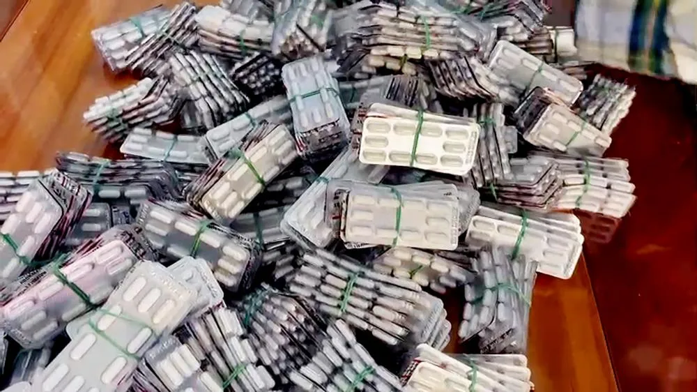 Số thuốc tây lực lượng chống buôn lậu thu giữ được. Ảnh: CACC