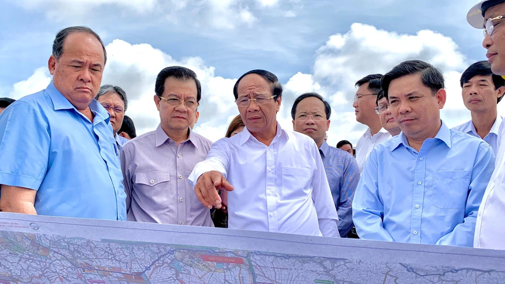 Phó Thủ tướng Lê Văn Thành khảo sát thực địa dự án cao tốc Châu Đốc- Cần Thơ- Sóc Trăng. Ảnh: HD