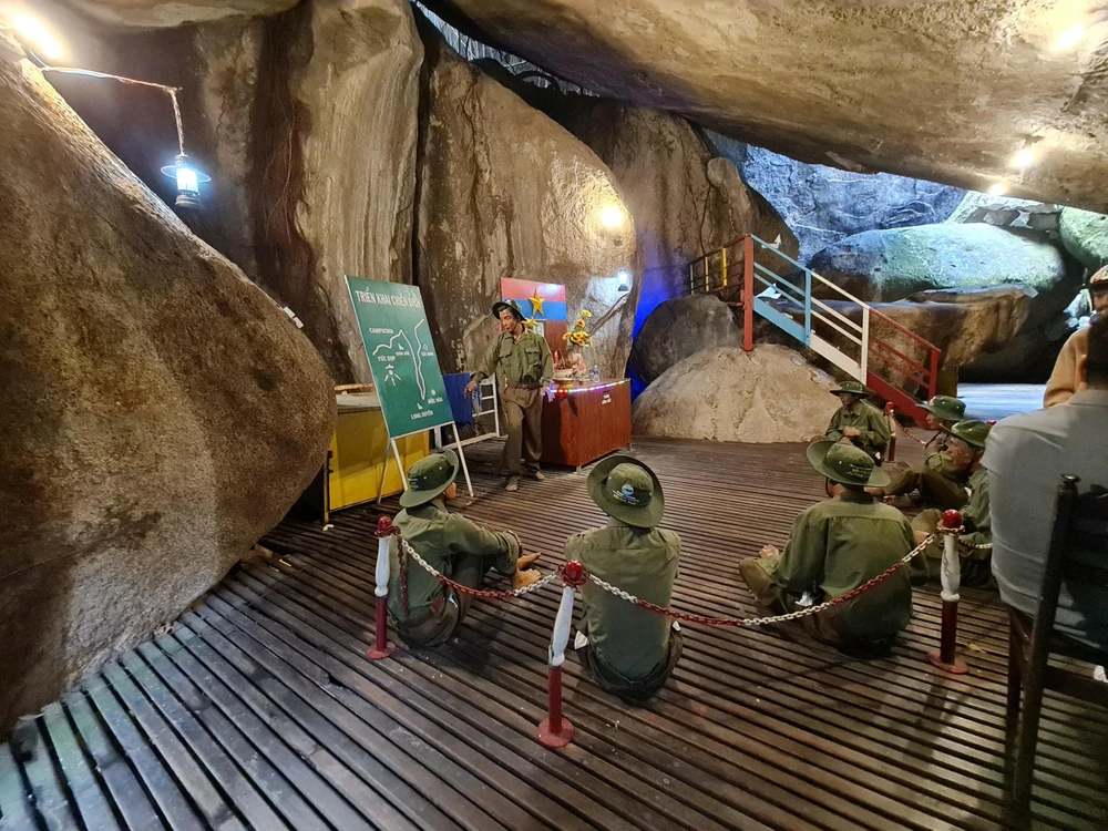 Sở VHTT&DL An Giang đã kiến nghị tỉnh xem xét xử phạt Công ty Cổ phần Du lịch An Giang về hành vi làm thay đổi yếu tố gốc cấu thành khu di tích lịch sử cấp Quốc gia Đồi Tức Dụp. Ảnh: HD Sở VHTT&DL An Giang đã kiến nghị tỉnh xem xét xử phạt Công ty Cổ phần Du lịch An Giang về hành vi làm thay đổi yếu tố gốc cấu thành khu di tích lịch sử cấp Quốc gia Đồi Tức Dụp. Ảnh: HD