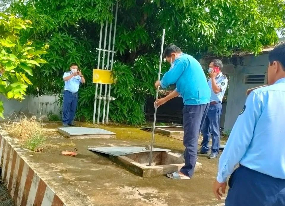 Kiểm tra bồn chứa xăng của các cửa hàng. Ảnh: CASĐ