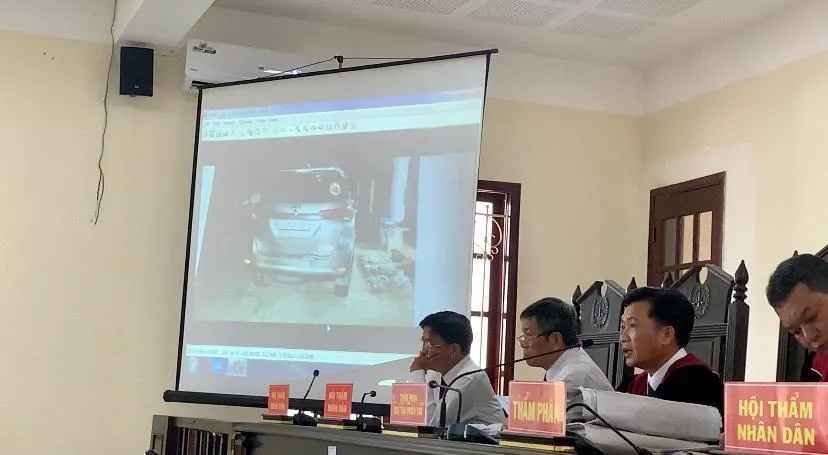 Tòa trình chiếu lại chiếc xe ô tô do Thái điều khiển vận chuyển 45kg ma túy bị bắt quả tang. Ảnh: HD