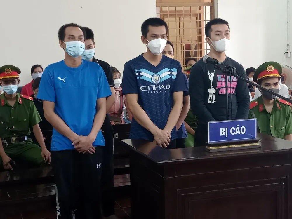 Các bị cáo tại tòa. Ảnh: QM