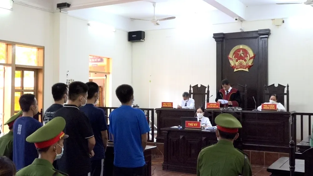 HĐXX tuyên án 5 bị cáo vây đánh cán bộ công an. Ảnh: QM