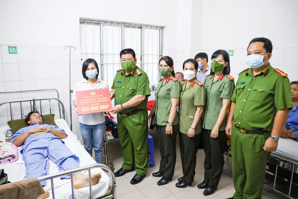 Đại tá Lương Văn Bền, Phó Giám đốc Công an TP Cần Thơ trao số tiền do các cán bộ, chiến sĩ Công an TP đóng góp hỗ trợ Đại uý Lê Như Khuyến. Ảnh: CACC