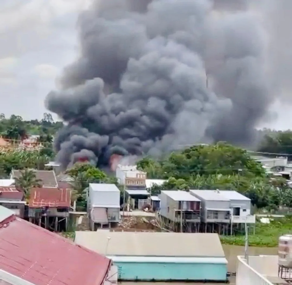 Lửa bùng phát dữ dội đã thiêu rụi ba căn nhà ở xã Đa Phước, huyện An Phú, An Giang. Ảnh: HD Lửa bùng phát dữ dội đã thiêu rụi ba căn nhà ở xã Đa Phước, huyện An Phú, An Giang. Ảnh: HD