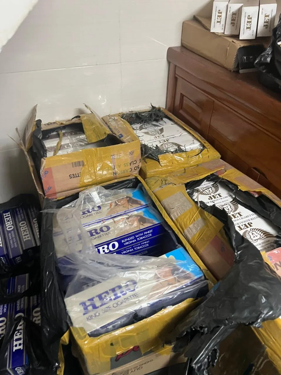 Giao dịch mua bán thuốc lá lậu lên đến hàng trăm tỉ đồng. Giao dịch mua bán thuốc lá lậu lên đến hàng trăm tỉ đồng.