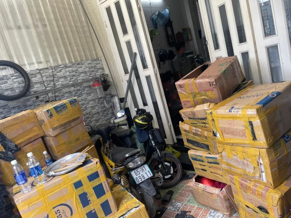 Số hàng cấm công an thu giữ tại nhà các bị can. Số hàng cấm công an thu giữ tại nhà các bị can.