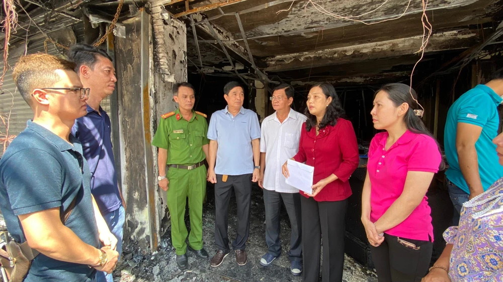 Bí thư Thành ủy, Chủ tịch UBND TP Long Xuyên Đặng Thị Hoa Rây cùng đoàn lãnh đạo TP đã đến thăm, động viên, chia sẻ với các hộ gia đình bị thiệt hại trong vụ cháy.