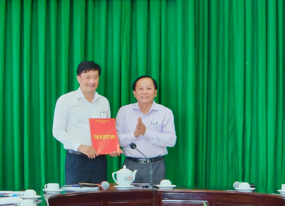 Bác sĩ chuyên khoa 2 Nguyễn Thanh Truyền (trái) nhận quyết định điều động làm giám đốc Bệnh viện đa khoa tỉnh Vĩnh Long Bác sĩ chuyên khoa 2 Nguyễn Thanh Truyền (trái) nhận quyết định điều động làm giám đốc Bệnh viện đa khoa tỉnh Vĩnh Long