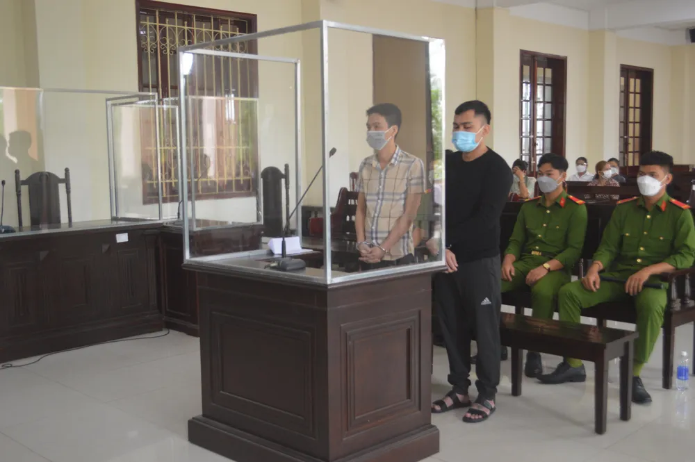 Bị cáo Lê Phước Tài (áo đen) và Võ Hữu Phúc tại tòa. Ảnh: HD