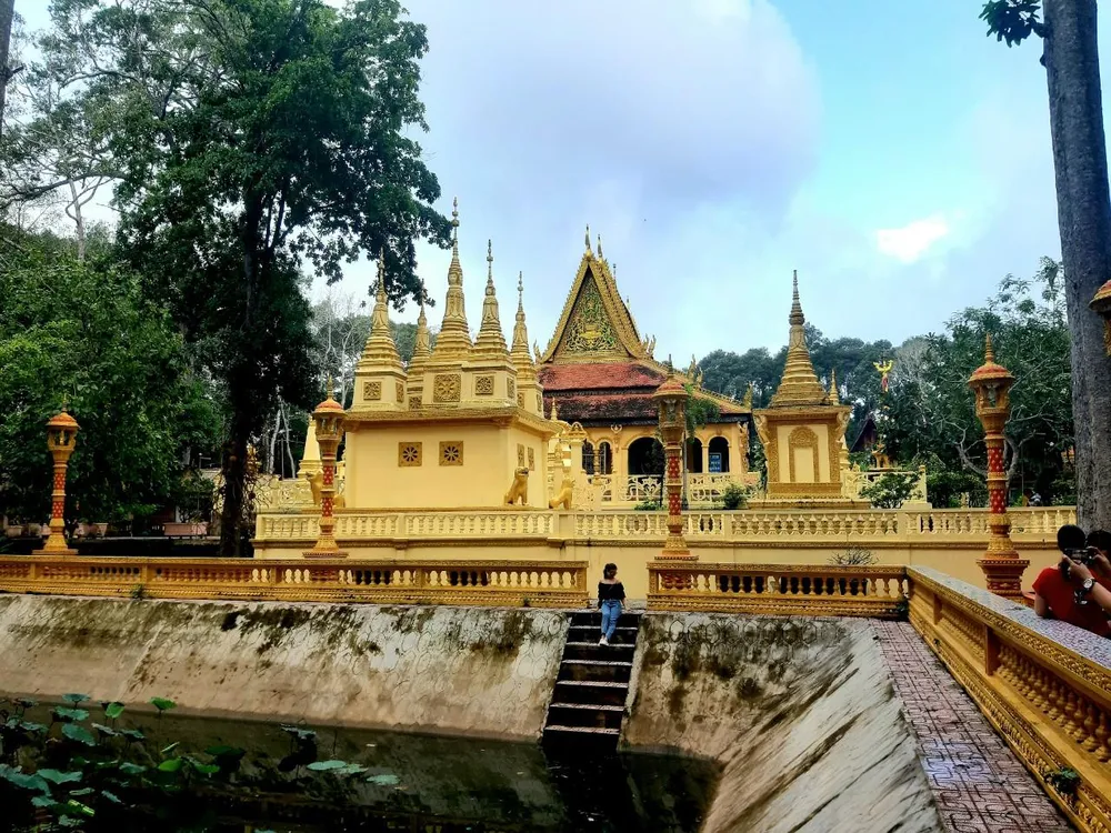 Chùa Âng nằm trong cụm danh thắng Ao Bà Om và bảo tàng văn hóa dân tộc Khmer. Ảnh: HD