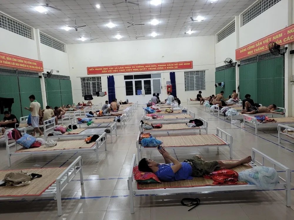 40 người tháo chạy từ casino ở Campuchia được đưa đến Trung tâm giáo dục cộng đồng xã Đa Phước. Ảnh: BĐBPCC