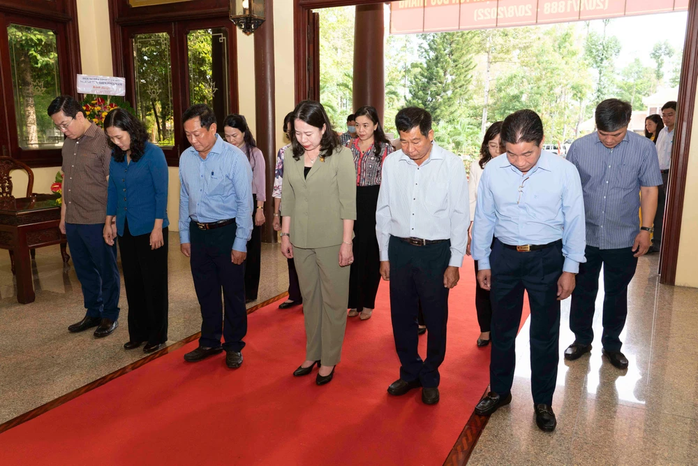 Phó Chủ tịch nước Võ Thị Ánh Xuân cùng đoàn công tác đã đến dâng hương ở Khu lưu niệm Chủ tịch Tôn Đức Thắng nhân kỷ niệm 134 năm Ngày sinh Bác Tôn.