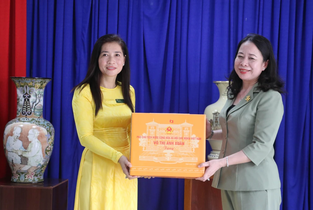 Dịp này, Phó Chủ tịch nước đã trao tặng phần quà cho cán bộ, nhân viên Ban Quản lý Khu lưu niệm Chủ tịch Tôn Đức Thắng.