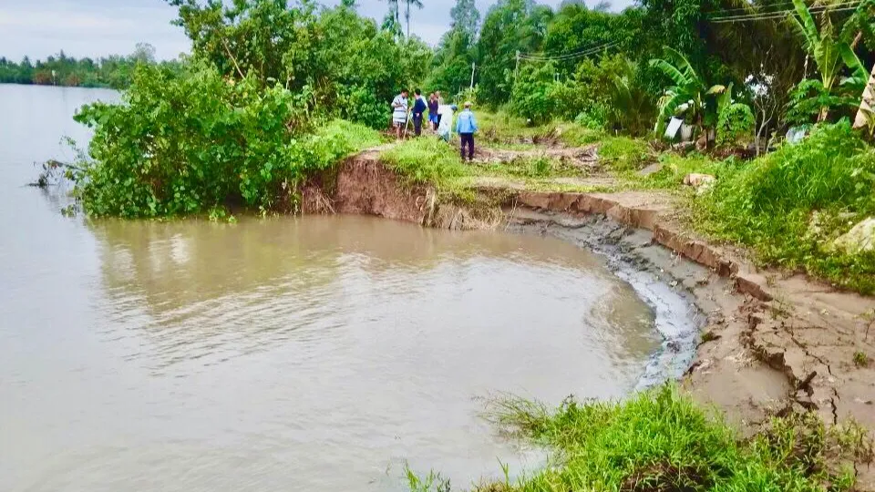 Vụ sạt lở bờ sông tại xã Tân Long Hội, huyện Măng Thít ngày 18-7 vừa qua.