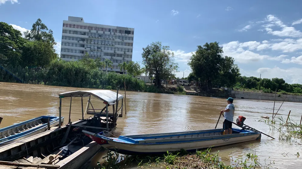 Các phương tiện ông Lê Bình Hổ cùng lực lượng Chốt quản lý bảo vệ biên giới và phòng chống dịch COVID-19 số 21, Đồn Biên phòng cửa khẩu Long Bình cứu vớt người dân. Các phương tiện ông Lê Bình Hổ cùng lực lượng Chốt quản lý bảo vệ biên giới và phòng chống dịch COVID-19 số 21, Đồn Biên phòng cửa khẩu Long Bình cứu vớt người dân.