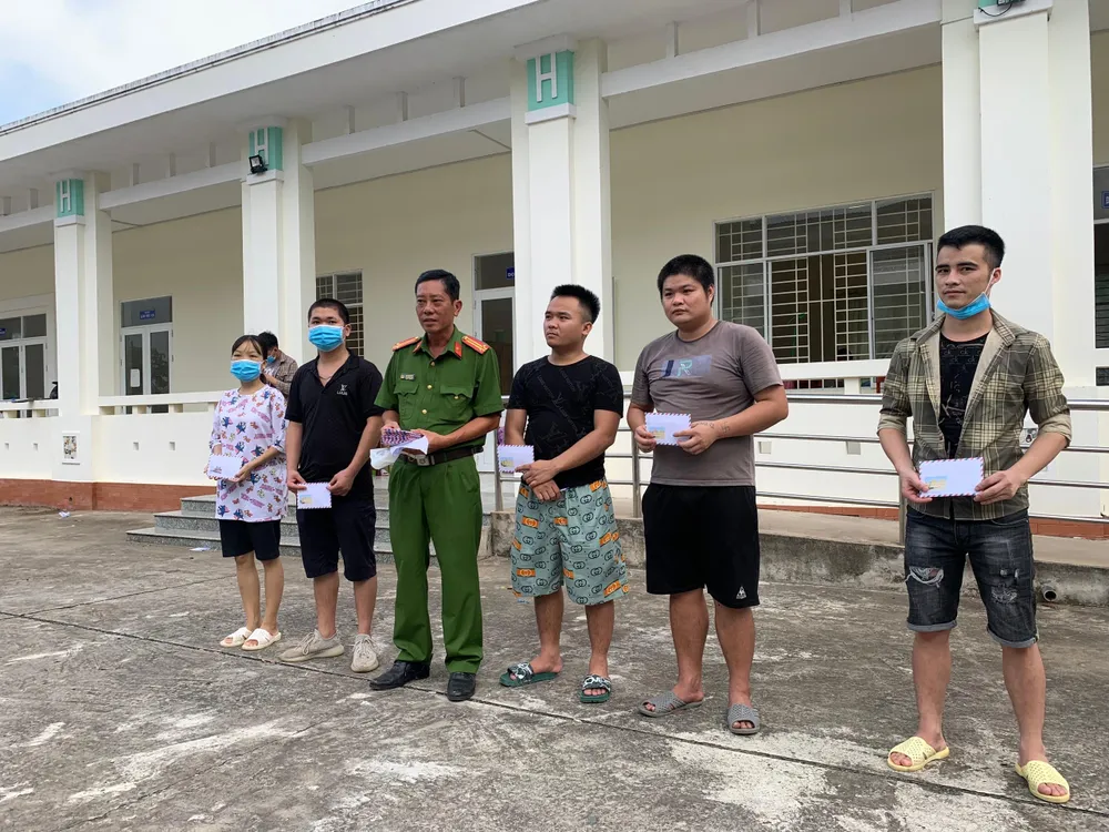 Lực lượng công an trao tiền do mạnh thường quân hỗ trợ chi phí đi lại cho các công dân. Ảnh: HD Lực lượng công an trao tiền do mạnh thường quân hỗ trợ chi phí đi lại cho các công dân. Ảnh: HD