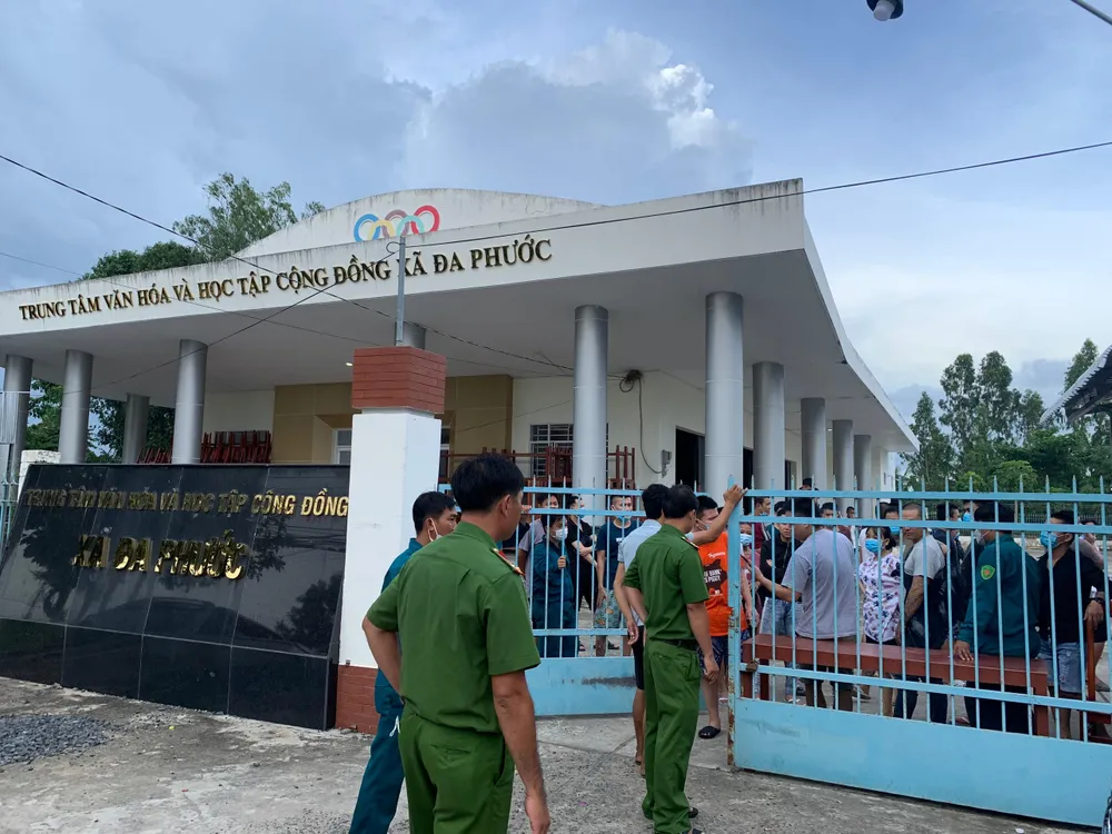 40 người tháo chạy khỏi casino ở Campuchia chuẩn bị lên xe trở về địa phương. Ảnh: HD 40 người tháo chạy khỏi casino ở Campuchia chuẩn bị lên xe trở về địa phương. Ảnh: HD