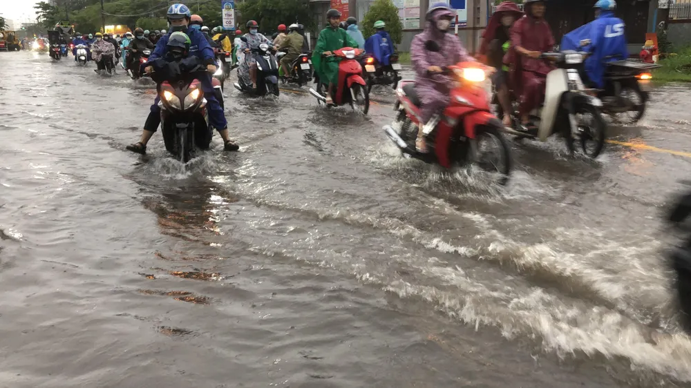 Đường Cách Mạng Tháng 8 luôn là một trong các điểm ngập khi mưa lớn