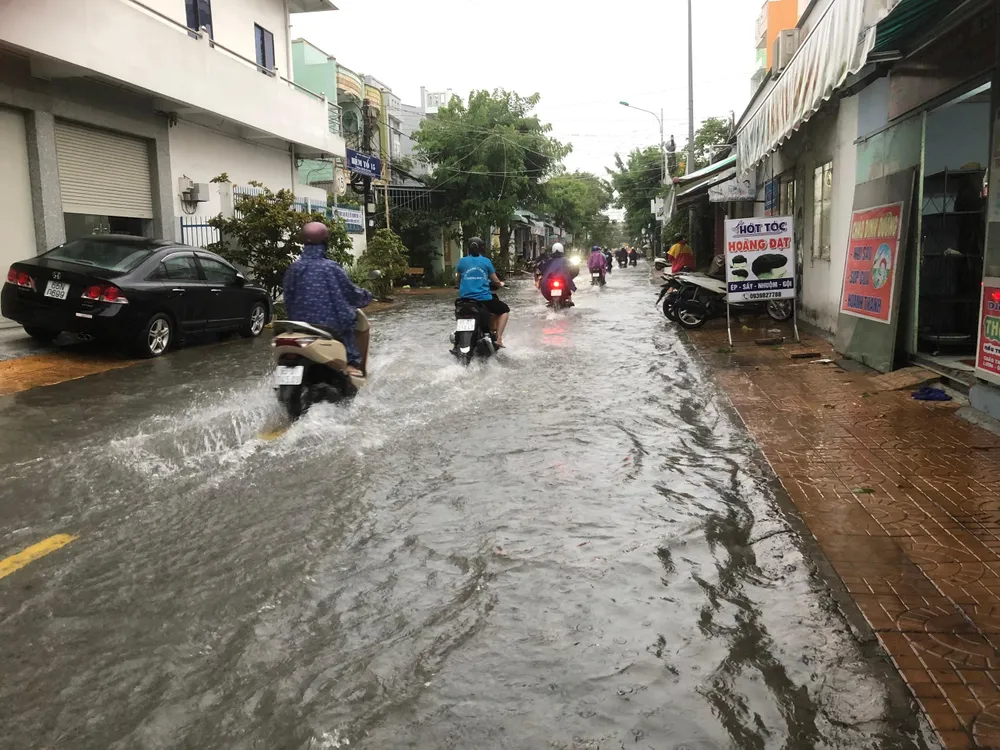 Không chỉ đường lớn, mà các tuyến đường khu dân cư như đường Nguyễn Việt Dũng cũng toàn là nước