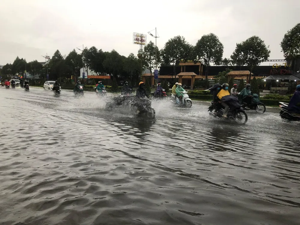 Đường Võ Văn Kiệt - tuyến đường đẹp nhất TP Cần Thơ biến thành &quot;sông&quot; sau cơn mưa.