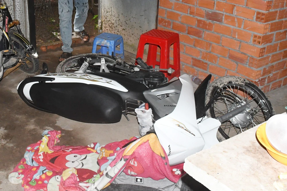 Chiếc xe mô tô thu giữ tại nhà Lê Văn Chuột. Ảnh: HG