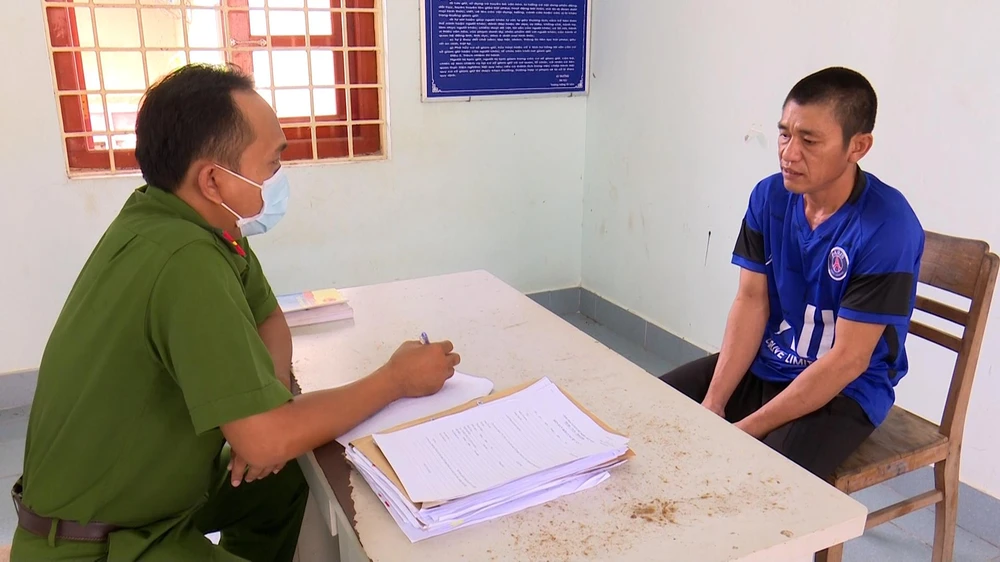 Công an lấy lời khai bị can Nguyễn Văn Lép.