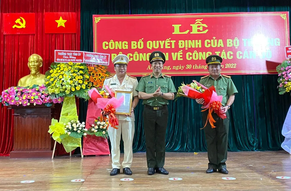 Thiếu Tướng Lê Văn Tuyến - Thứ trưởng Bộ Công an trao quyết định bổ nhiệm cho Đại tá Lâm Phước Nguyên