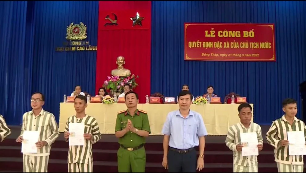 Chủ tịch UBND tỉnh Đồng Tháp - ông Phạm Thiện Nghĩa trao giấy chứng nhận đặc xá cho các phạm nhân. Ảnh: HD
